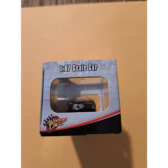 2006 Jeff Gordon DuPont Hot Hues NASCAR Die-Cast 1:87 Winner’s Circle Race Car - Picture 6 of 6